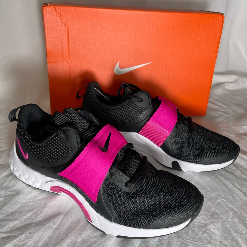 New in Box Nike size 6 Renew in Season TR 12 Black and pink running shoes 🩷